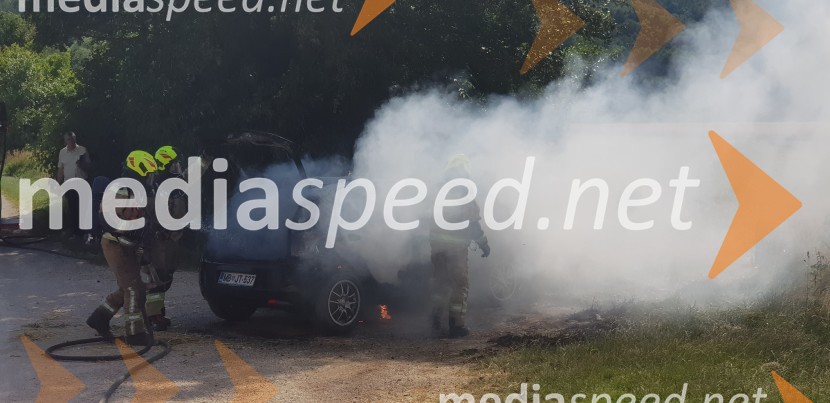 V Mariboru zagorelo osebno vozilo