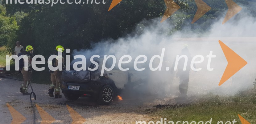 V Mariboru zagorelo osebno vozilo