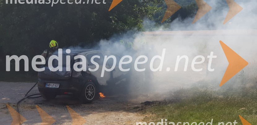 V Mariboru zagorelo osebno vozilo