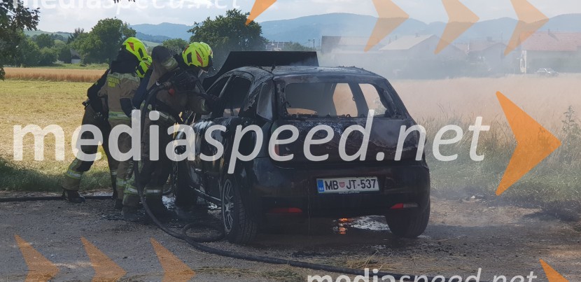 V Mariboru zagorelo osebno vozilo
