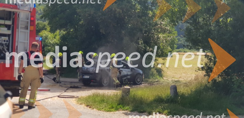 V Mariboru zagorelo osebno vozilo