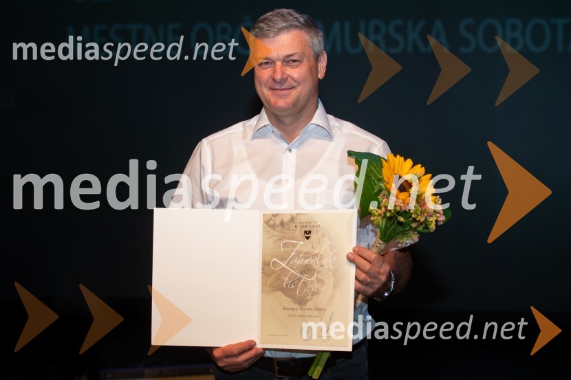 Roman Činč, ravnatelj Gimnazije Murska Sobota, ki je prejel v imenu Gimnazije zahvalno listino.Milan Kučan, častni občan MO Murska Sobota