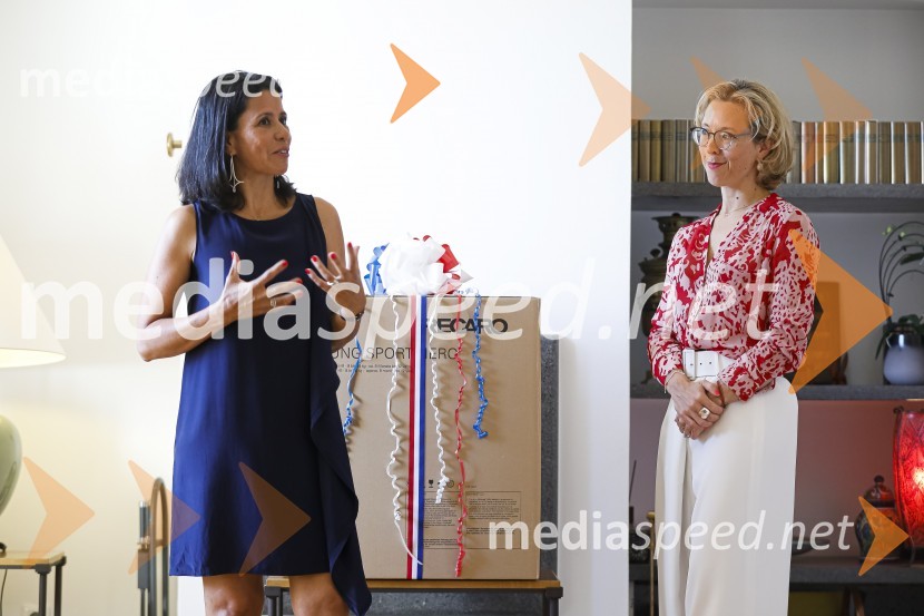  Marta Berglez, predsednica združenja SILA-IWCL;  Florence  Ferrari, francoska veleposlanica v SlovenijiSILA Zagon kampanje proti nasilju v družini