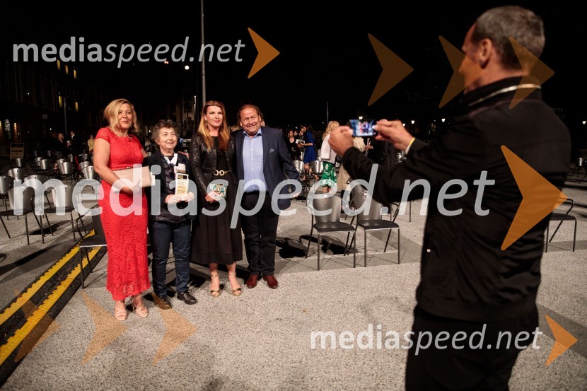  Ignacija  Fridl Jarc, državna sekretarka na Ministrstvu za kulturo RS;  Dragica Petrovič, režiserka in producentka;  Janja Lamberger;  Darko Brlek, direktor in umetniški vodja, Festival LjubljanaFalling Angels, balet v izvedbi Opera Balet SNG Maribor, 68. Ljubljana festival