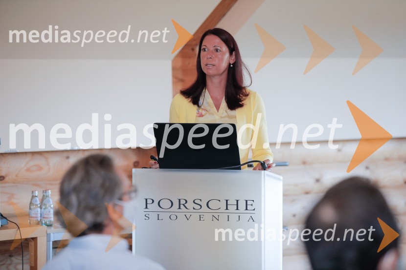  Simona Mavsar, direktorica znamke Seat pri Porsche Slovenija d.o.o.Seat Leon, slovenska predstavitev