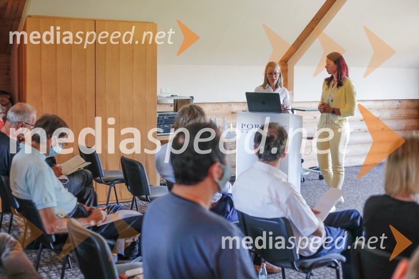  Maruša Kovačič, produktni marketing Seat Porsche Slovenija;  Simona Mavsar, direktorica znamke Seat pri Porsche Slovenija d.o.o.Seat Leon, slovenska predstavitev