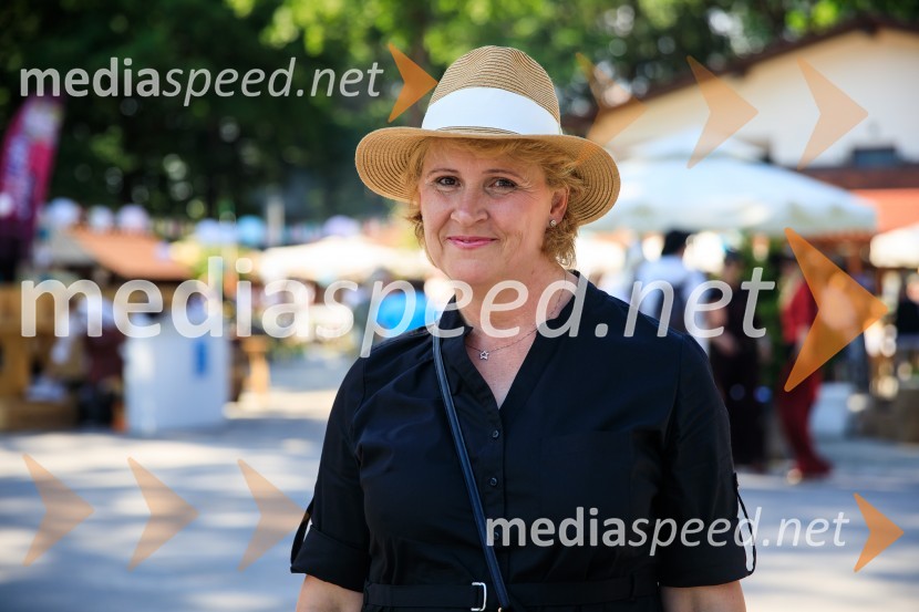   Simona Dakič Nemanič, Odgovorna urednica revije ZvezdeZvezde pod klobuki 2020