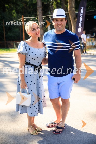  Tjaša  Platovšek, novinarka Planet TV;  Alesh Maatko, novinarZvezde pod klobuki 2020