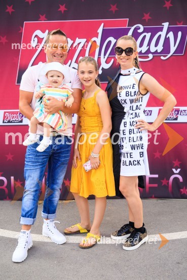  Kaja Pavec;  Jani Pavec, pevec, član skupine Atomik Harmonik ;  Sara Pavec;  Nina PavecZvezde pod klobuki 2020