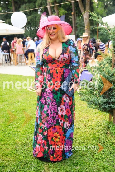  Danica Lovenjak, novinarkaZvezde pod klobuki 2020