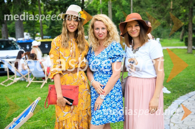  Alenka  Husič, pevka, skupina Sopranos;  Nina  Keder, urednica in novinarka;  Iris Ošlaj, pevkaZvezde pod klobuki 2020