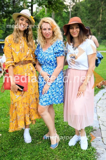  Alenka  Husič, pevka, skupina Sopranos;  Nina  Keder, urednica in novinarka;  Iris Ošlaj, pevkaZvezde pod klobuki 2020