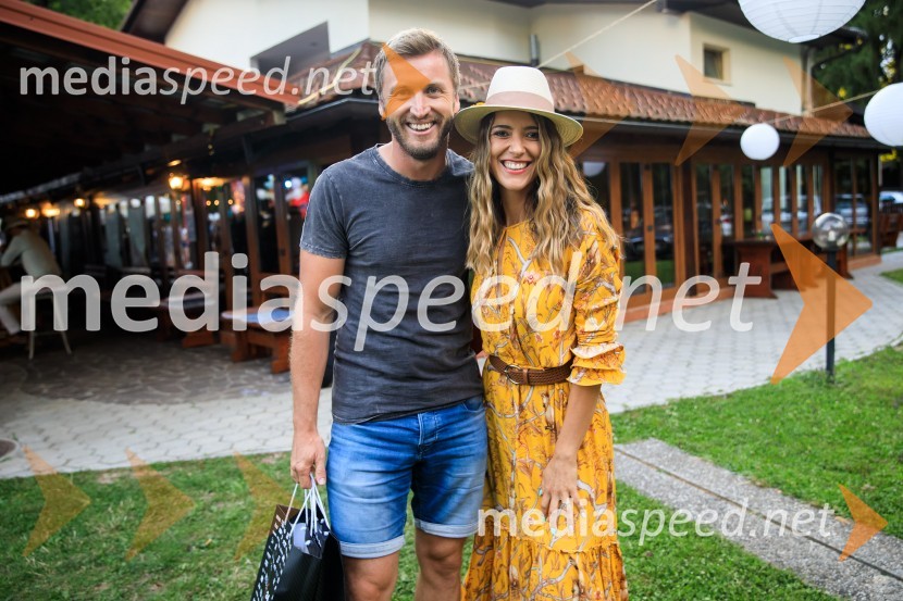  Denis Avdić, voditelj;  Alenka  Husič, pevka, skupina SopranosZvezde pod klobuki 2020