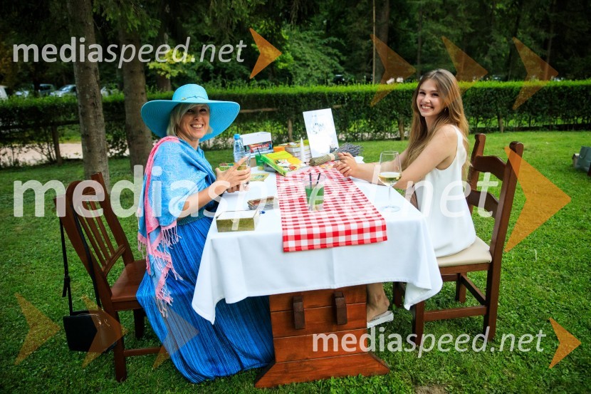  ... ;  Saša Lešnjek, pevka, igralkaZvezde pod klobuki 2020