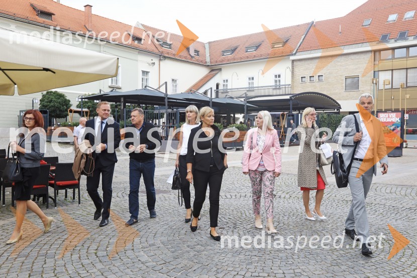  ... ; dr. Samo Peter Medved,  podžupan, Mestna občina Maribor ;  Zoran Janković, župan, Mestna občina Ljubljana; mag. Lidija Pliberšek, direktorica Pogrebnega podjetje Maribor d.d. in predsednica ASCE;  ... ;  ... ;  ... ;  Aleksander Saša Arsenovič, župan, Mestna občina MariborŽupan Maribora gostil Zorana Jankoviča