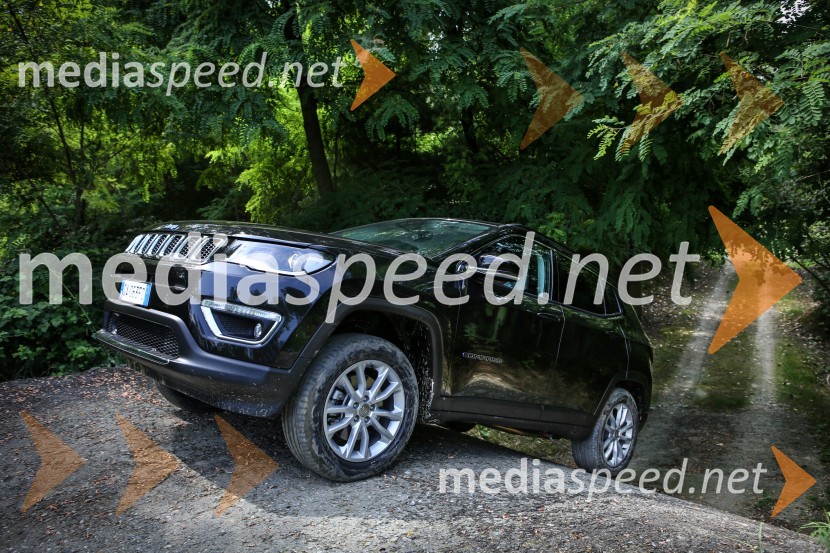 Priključna hibrida Jeep Renegade 4xe in Jeep Compas 4ex
