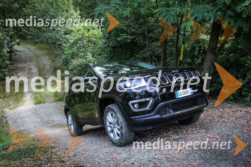 Priključna hibrida Jeep Renegade 4xe in Jeep Compas 4ex