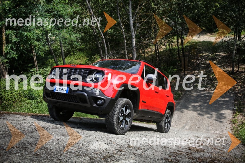 Priključna hibrida Jeep Renegade 4xe in Jeep Compas 4ex