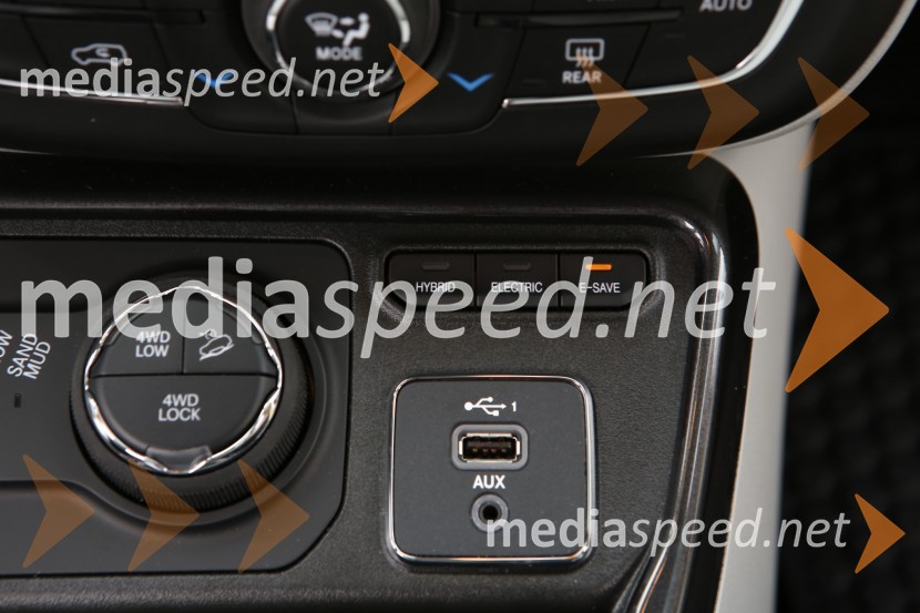 Priključna hibrida Jeep Renegade 4xe in Jeep Compas 4ex