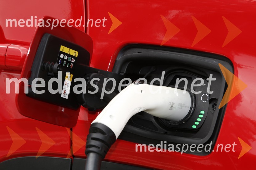 Priključna hibrida Jeep Renegade 4xe in Jeep Compas 4ex