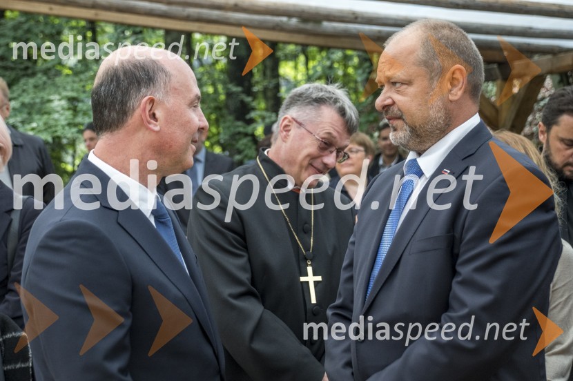  Timur Ejvazov, Ruski veleposlanik v Sloveniji;  ... ;  Alojz  Kovšca, predsednik Državnega sveta Republike SlovenijeSpominska slovesnost Ruska kapelica 2020