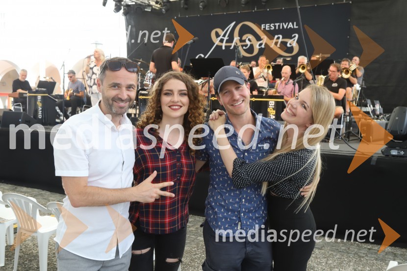  Mladen Delin, direktor festivala Arsana;  Maja Keuc, pevka;  Klemen Slakonja, igralec, komik in TV voditelj;  Ana Soklič, pevkaSlavnostna otvoritev festivala Arsana 2020, Big Band RTV SLO s solisti
