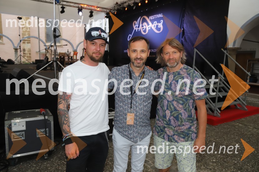  Tomi Meglič, glasbenik, pevec skupine Siddharta;  Mladen Delin, direktor festivala Arsana;  Miha Guštin-Gušti, glasbenik1 na 1: Gušti in Tomi Meglič, koncert v sklopu festivala Arsana