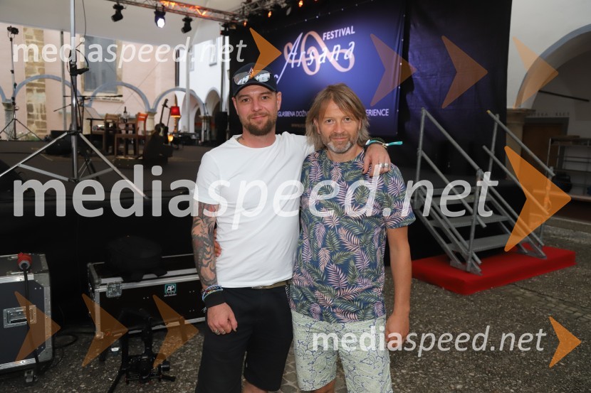  Tomi Meglič, glasbenik, pevec skupine Siddharta;  Miha Guštin-Gušti, glasbenik1 na 1: Gušti in Tomi Meglič, koncert v sklopu festivala Arsana