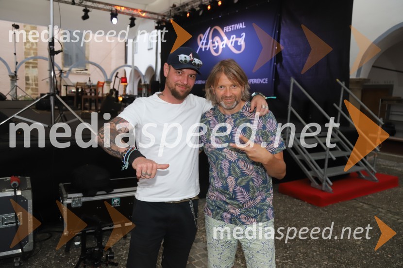  Tomi Meglič, glasbenik, pevec skupine Siddharta;  Miha Guštin-Gušti, glasbenik1 na 1: Gušti in Tomi Meglič, koncert v sklopu festivala Arsana