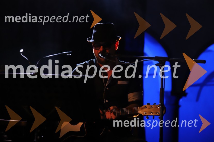  Tomi Meglič, glasbenik, pevec skupine Siddharta1 na 1: Gušti in Tomi Meglič, koncert v sklopu festivala Arsana