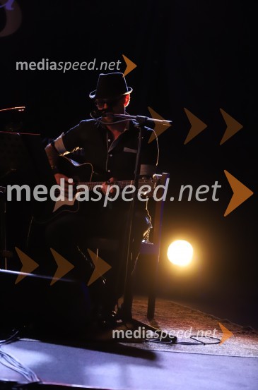  Tomi Meglič, glasbenik, pevec skupine Siddharta1 na 1: Gušti in Tomi Meglič, koncert v sklopu festivala Arsana