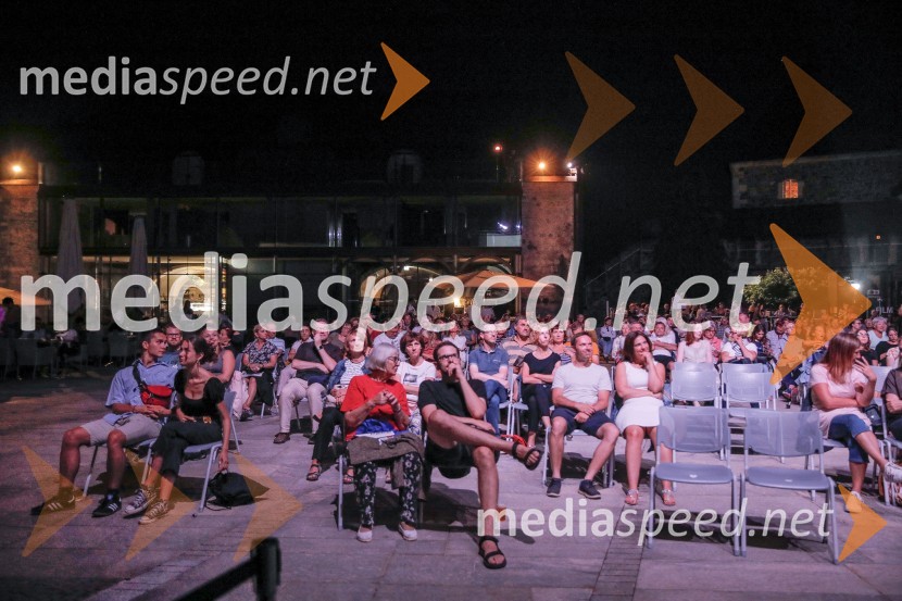 Pod belimi pečinami, predpremiera filma na Ljubljanskem gradu