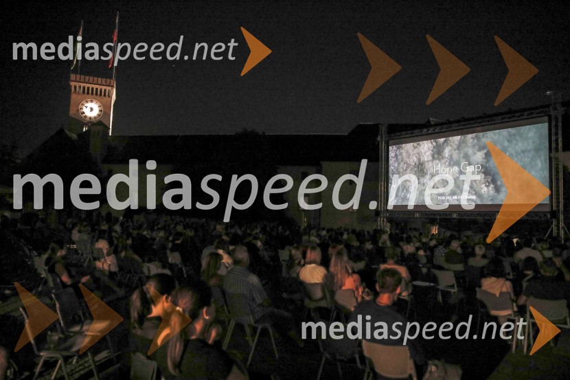 Pod belimi pečinami, predpremiera filma na Ljubljanskem gradu