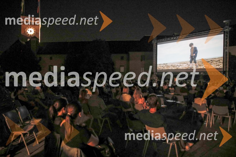 Pod belimi pečinami, predpremiera filma na Ljubljanskem gradu