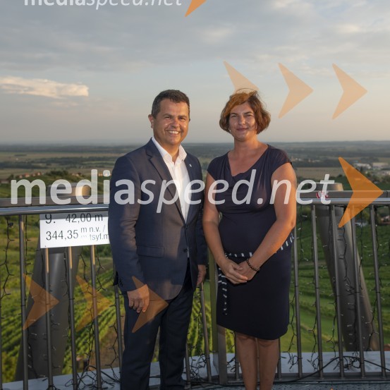  Janez Magyar, župan Občine Lendava;  Martina  Bukovec, Zavod za turizem in razvoj Lendava, sektor za turizemVečerja z razgledom na stolpu Vinarium Lendava