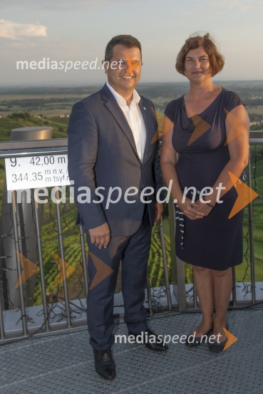  Janez Magyar, župan Občine Lendava;  Martina  Bukovec, Zavod za turizem in razvoj Lendava, sektor za turizemVečerja z razgledom na stolpu Vinarium Lendava