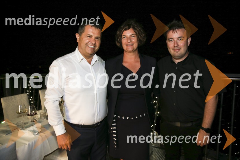  Janez Magyar, župan Občine Lendava;  Martina  Bukovec, Zavod za turizem in razvoj Lendava, sektor za turizem;  Rok Petje, direktor, Zavod za turizem LendavaVečerja z razgledom na stolpu Vinarium Lendava