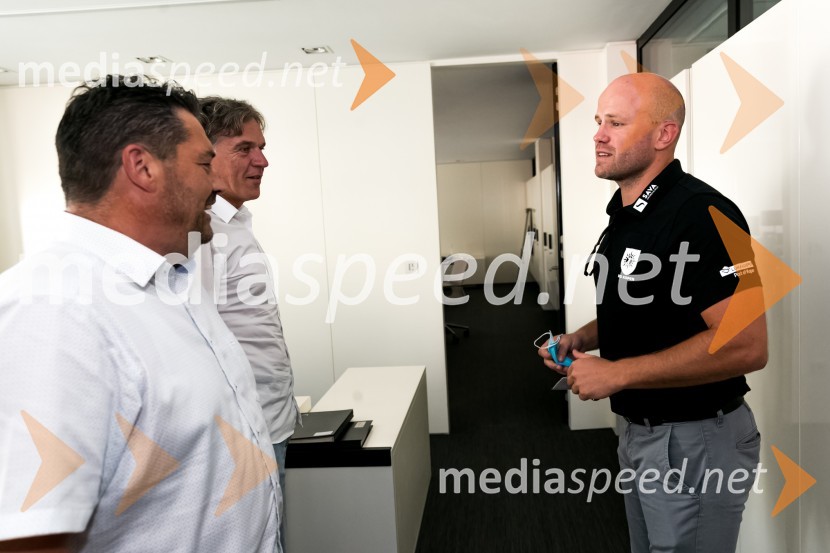  Rok Moljk, član uprave, Zavarovalnica Sava, d.d.; mag. David Kastelic, predsednik uprave, Zavarovalnica Sava, d.d.;  Nejc Poklar, Direktor, Rokometni klub KoperHNK Rijeka na obisku v Zavarovalnici Sava