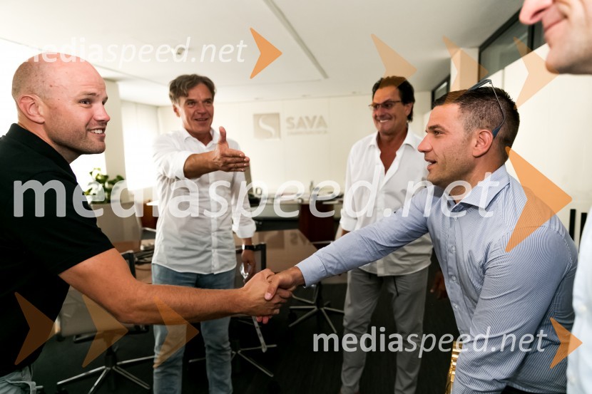  Nejc Poklar, Direktor, Rokometni klub Koper; mag. David Kastelic, predsednik uprave, Zavarovalnica Sava, d.d.;  Damir Miškovič, HNK Rijeka;  Leka  Ivančić, generalni direktor HNK RijekaHNK Rijeka na obisku v Zavarovalnici Sava