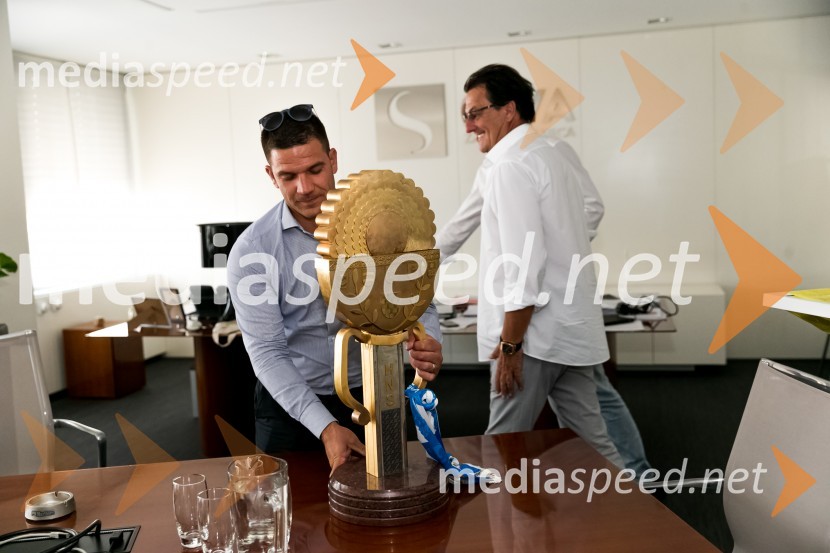  Leka  Ivančić, generalni direktor HNK Rijeka;  Damir Miškovič, HNK RijekaHNK Rijeka na obisku v Zavarovalnici Sava