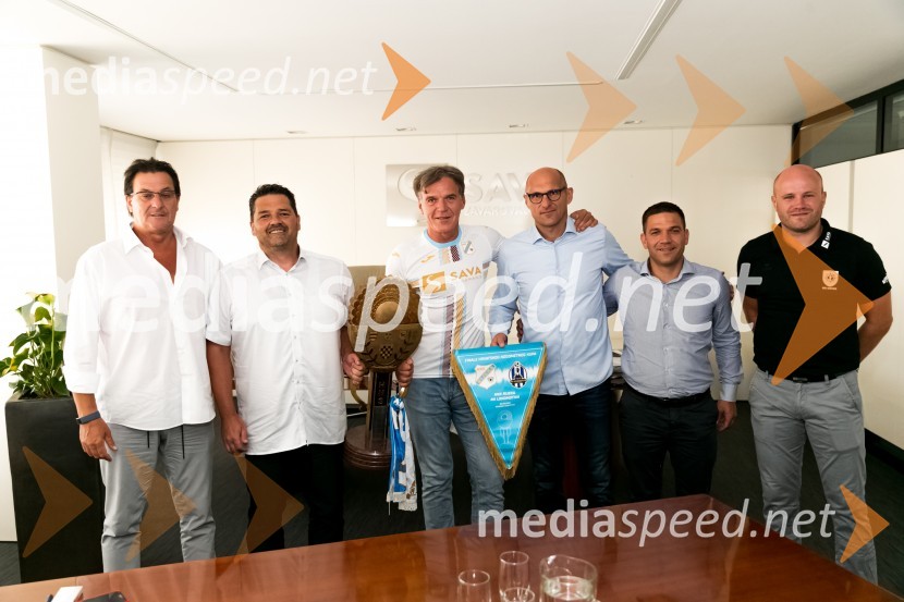  Damir Miškovič, HNK Rijeka;  Rok Moljk, član uprave, Zavarovalnica Sava, d.d.; mag. David Kastelic, predsednik uprave, Zavarovalnica Sava, d.d.;  Dean Ščulac, Podpredsenik HNK Rijeka;  Leka  Ivančić, generalni direktor HNK Rijeka;  Nejc Poklar, Direktor, Rokometni klub KoperHNK Rijeka na obisku v Zavarovalnici Sava