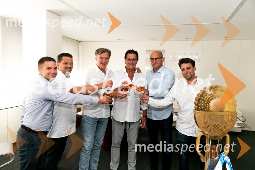  ... ;  Rok Moljk, član uprave, Zavarovalnica Sava, d.d.; mag. David Kastelic, predsednik uprave, Zavarovalnica Sava, d.d.;  Damir Miškovič, HNK Rijeka;  ... ;  Gregor Lednik, Zavarovalnica Sava, predsednik ASK BranikHNK Rijeka na obisku v Zavarovalnici Sava