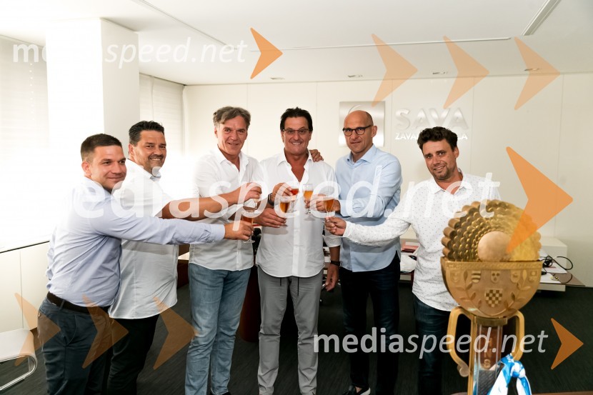  ... ;  Rok Moljk, član uprave, Zavarovalnica Sava, d.d.; mag. David Kastelic, predsednik uprave, Zavarovalnica Sava, d.d.;  Damir Miškovič, HNK Rijeka;  ... ;  Gregor Lednik, Zavarovalnica Sava, predsednik ASK BranikHNK Rijeka na obisku v Zavarovalnici Sava