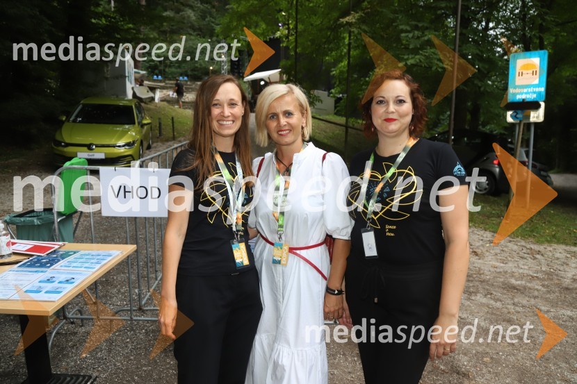  Vesna Glavendekič, organizatorka;  Anita  Mlakar, moderatorka in svetovalka za odnose z javnostmi;  Lucija Smolnik, direktor festivalaMi2, otvoritev festivala in 18. Kantfesta