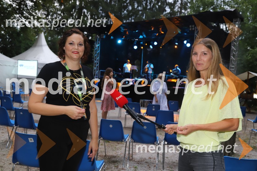  Lucija Smolnik, direktor festivala;  Mojca Hanžič, novinarkaMi2, otvoritev festivala in 18. Kantfesta