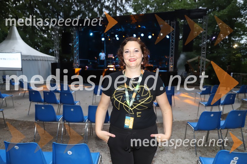  Lucija Smolnik, direktor festivalaMi2, otvoritev festivala in 18. Kantfesta