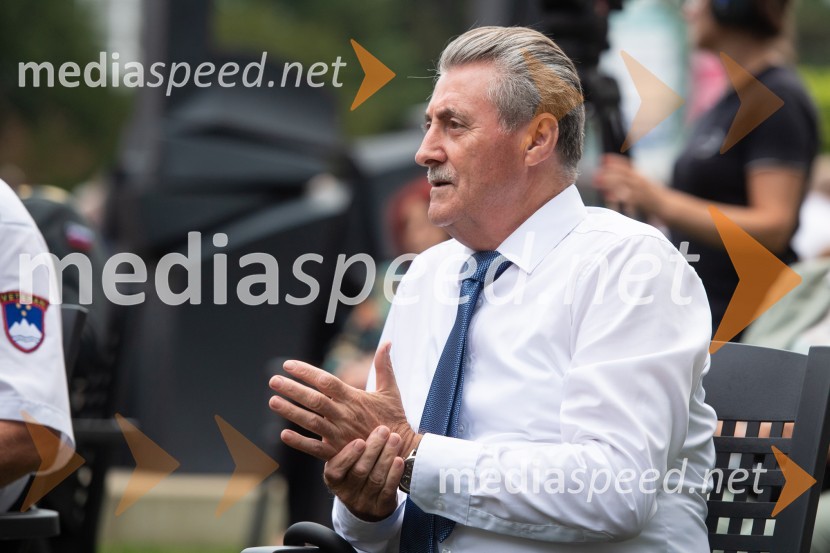  Geza Erniša, nekdanji evangeličanski škofProslava ob 101. obletnici združitve prekmurskih Slovencev z matičnim narodom