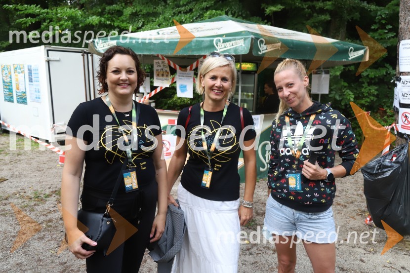  Lucija Smolnik, direktor festivala;  Anita  Mlakar, moderatorka in svetovalka za odnose z javnostmi;  Staša Berus, novinarka Net tvNeisha, Letni oder Ruše 2020