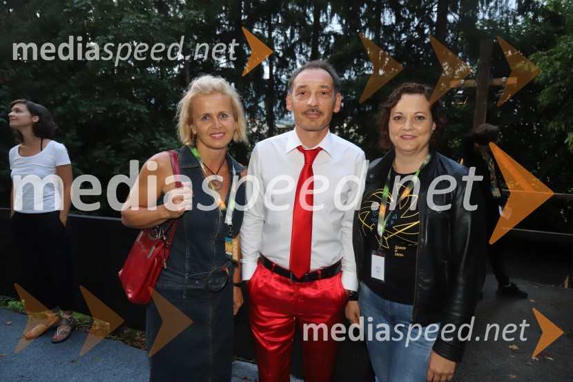  Anita  Mlakar, moderatorka in svetovalka za odnose z javnostmi;  Tadej Toš, igralec, komik in TV voditelj;  Lucija Smolnik, direktor festivalaTadej Toš, Letni oder Ruše 2020