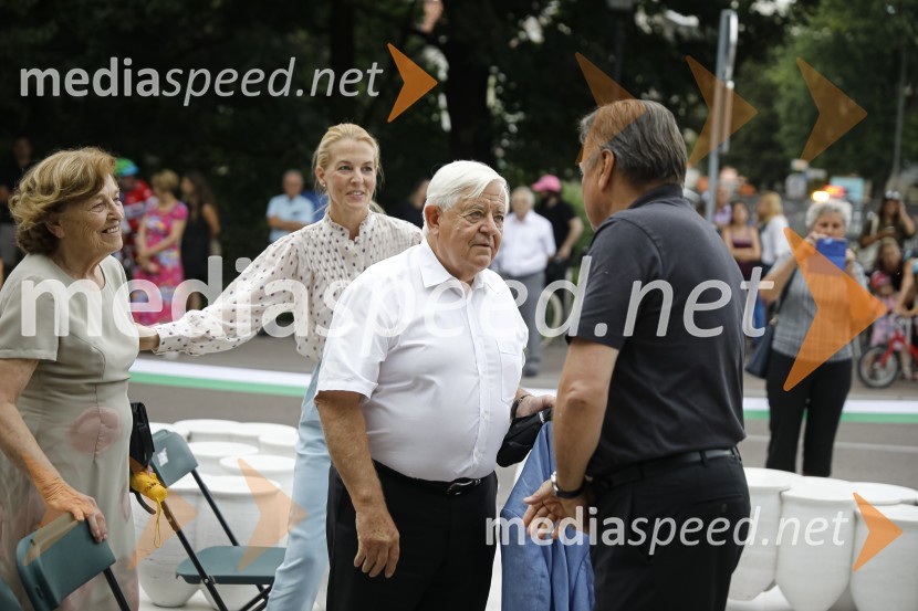  Štefka Kučan;  ... ;  Milan Kučan, nekdanji predsednik Republike Slovenije;  Zoran Janković, župan, Mestna občina LjubljanaOdkritje spomenika, posvečenega 100. obletnici priključitve Prekmurja in združitve prekmurskih Slovencev z matičnim narodom